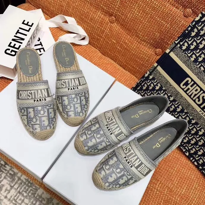 👟👟Ex-factory price 400👟👟 In 2020, new colors are coming simultaneously on the official website of the DIOR fisherman shoe series: original development, original anatomy display, exclusive outsole, you can compare as you like.  [Material] 1⃣️Sole: The only 1:1 exclusive rubber sole on the market 🌸. Fabric original embroidery. Lining: imported sheepskin, delicate and soft. [Size] 35-40.